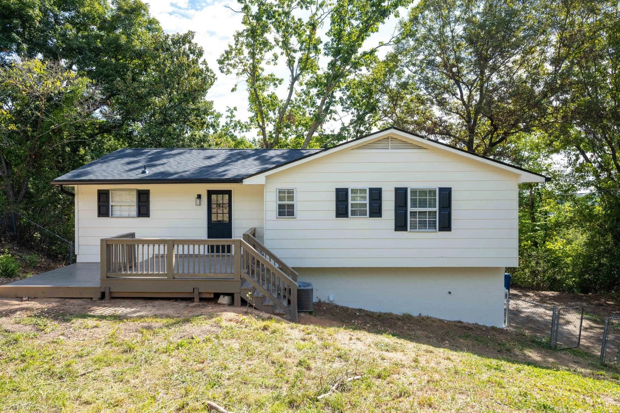 948 E Valley Dr, Rossville, GA