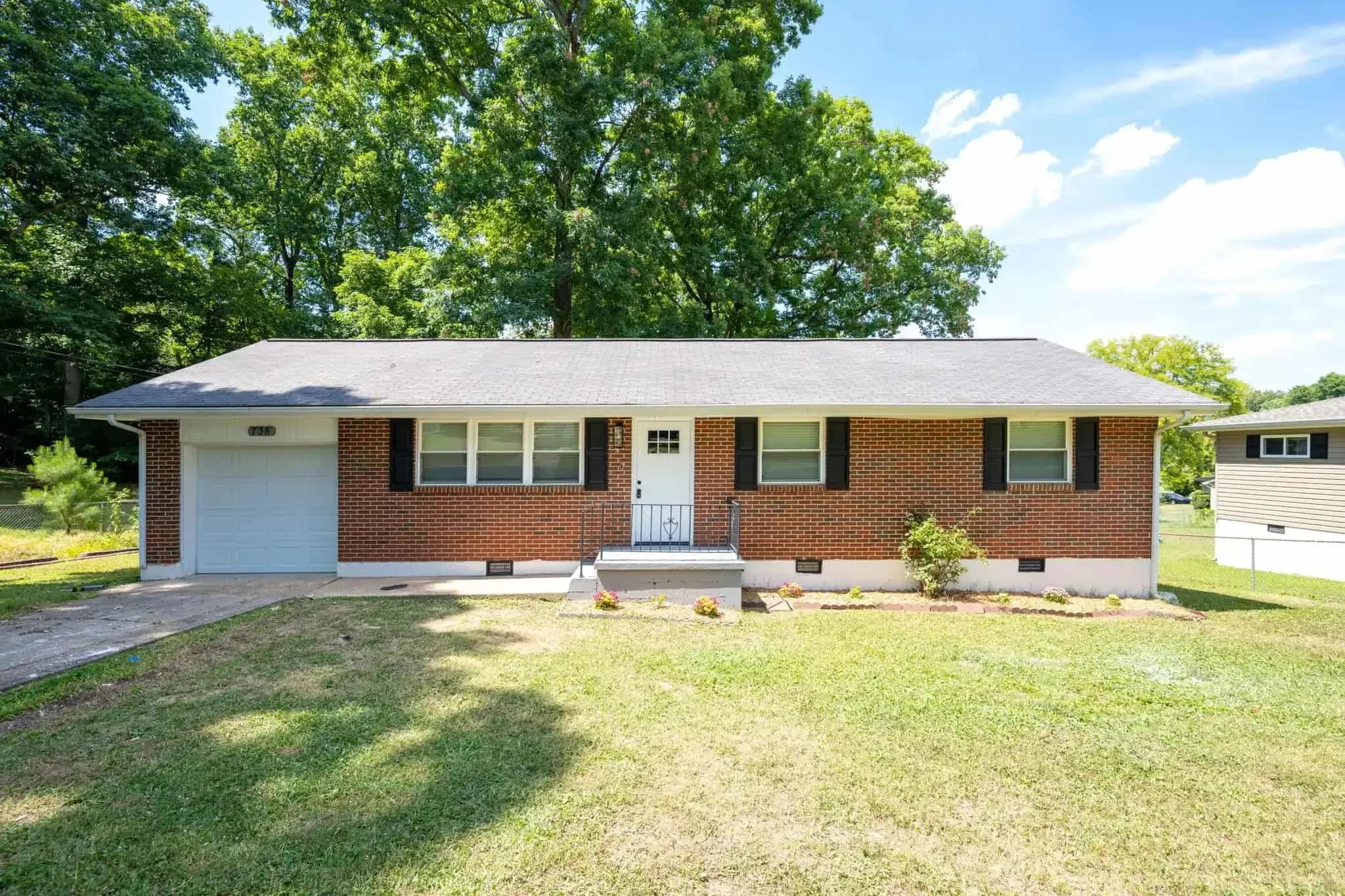 738 Roberta Dr, Rossville, GA