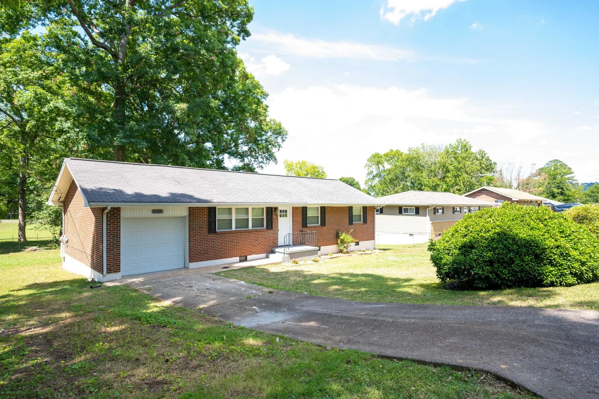 738 Roberta Dr, Rossville, GA