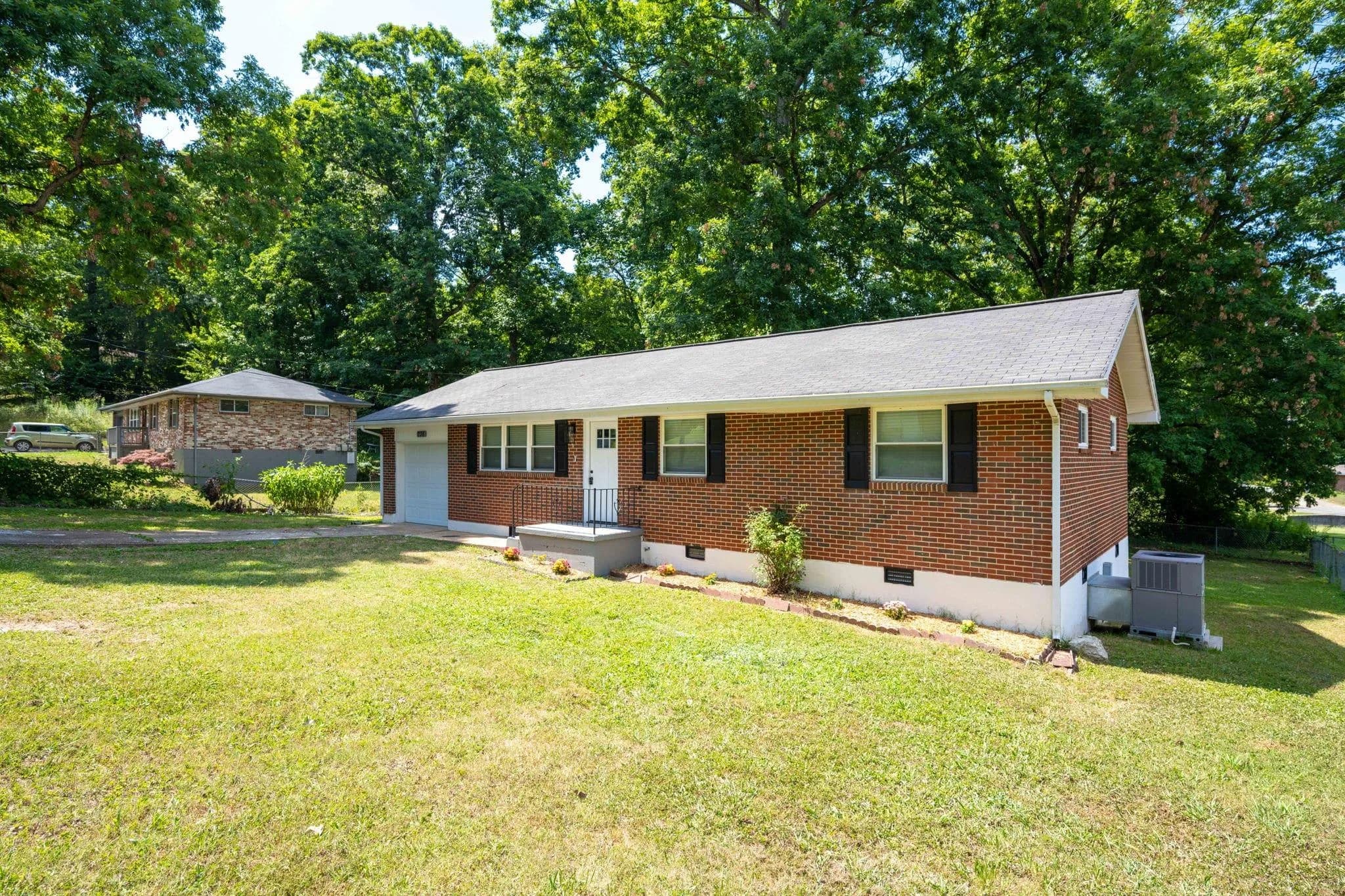 738 Roberta Dr, Rossville, GA