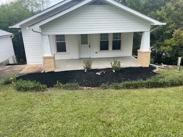 911 W Pine St, Rossville, GA